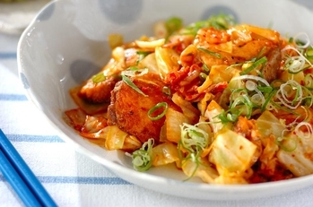 白い深皿に盛られた鮭とキャベツのキムチ炒め