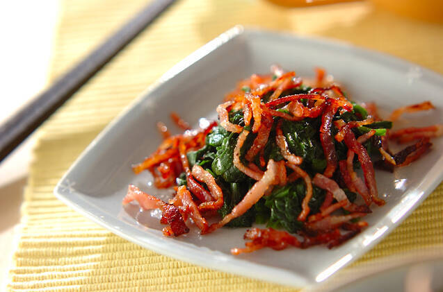 白い角皿に盛ったニラのビネガーサラダ