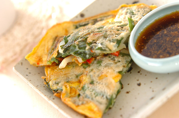 長皿に盛りつけられた海鮮チヂミと甘酢しょうゆのつけだれ