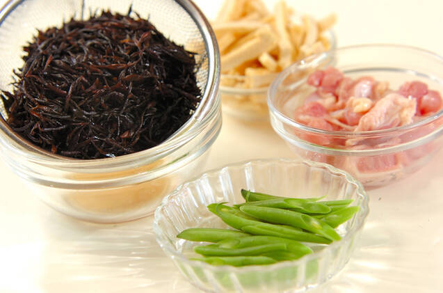 鶏とヒジキの煮物の作り方の手順1