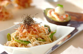 エビとアボカドのサラダとシーフードタラコパスタのプレート