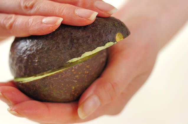 エビとアボカドのサラダとシーフードタラコパスタのプレートの作り方の手順1