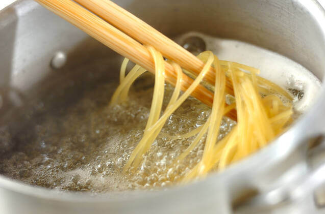 エビとアボカドのサラダとシーフードタラコパスタのプレートの作り方の手順5