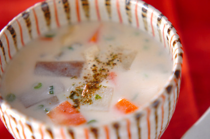あったか！根菜と油揚げの粕汁