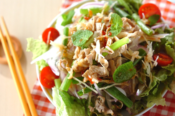 白い皿に盛られた紫玉ねぎのエスニックサラダ