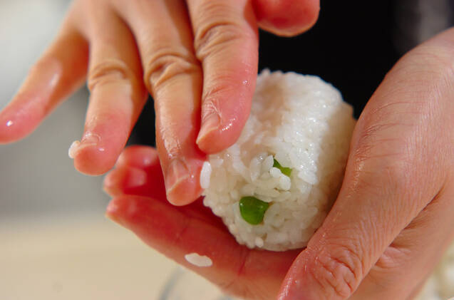 豆ご飯のおにぎりの作り方の手順1