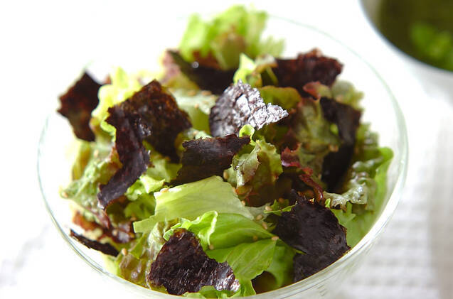 ガラスの器に盛り付けたレタスの磯サラダ