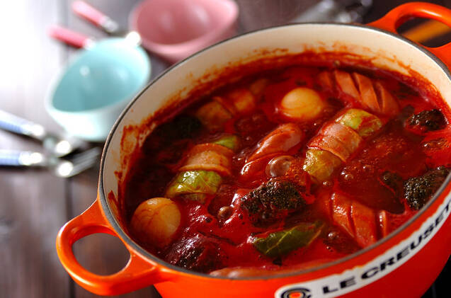 オレンジの鍋に入ったロールキャベツ鍋