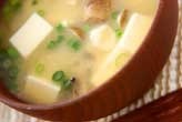 豆腐とシメジのみそ汁