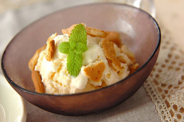 茶色い器に盛られたヨーグルトチーズアイス