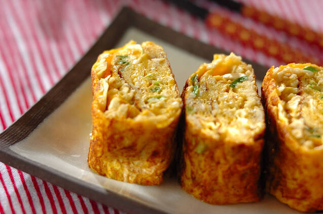 和食器に盛り付けられた切り干し大根と長ねぎの卵焼き