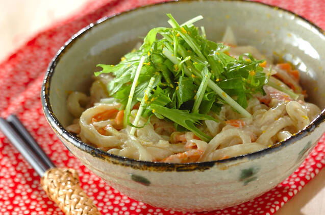 和柄の器に盛りつけたサーモンの酒粕クリームうどん