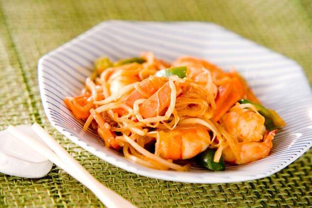 白地に青ストライプの八角形皿に盛られた、春雨とエビのエスニック炒め