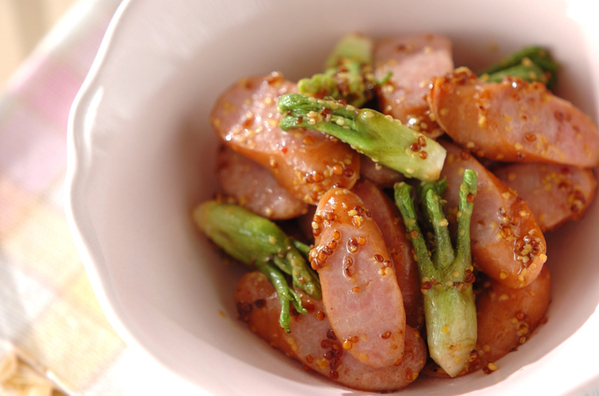 白井器に盛り付けたたらの芽とソーセージの粒マスタード炒め