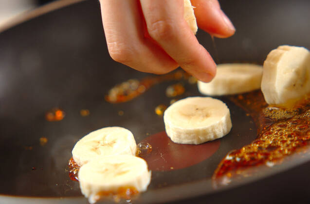 濃厚バニラアイス！熱々バナナがけの作り方の手順2