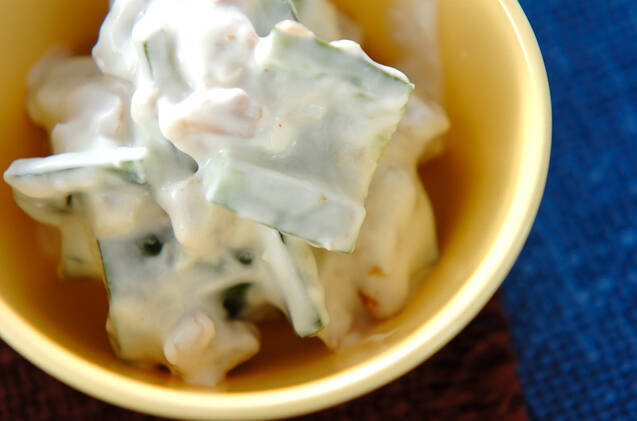 黄色い器に盛り付けたきゅうりのグリークヨーグルトサラダ