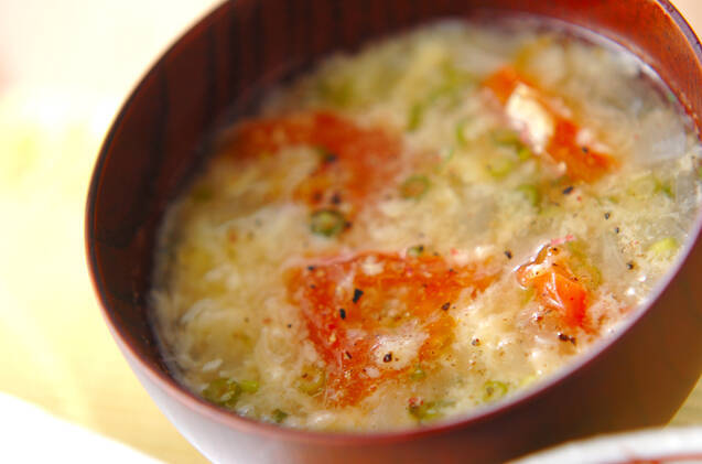 椀に盛られた、トマトのかきたま汁