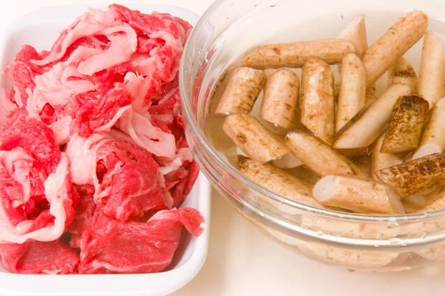 新ゴボウと牛肉の煮物の作り方の手順1