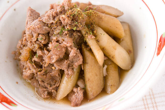 陶器の器に盛り付けた新ごぼうと牛肉の煮物