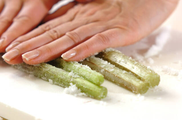 シャキシャキフキのゴマ和えの作り方の手順1