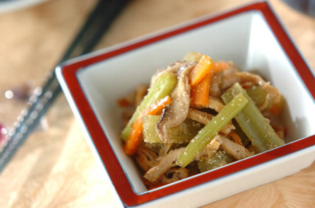 角皿に盛り付けたふきのごま和え