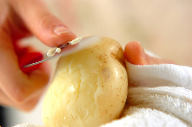 温泉卵とジャガイモのサラダの作り方の手順1