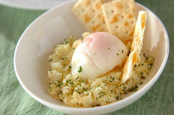 温泉卵とジャガイモのサラダ