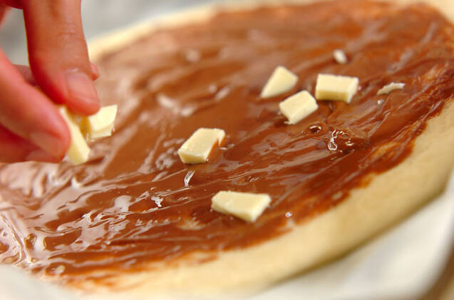 チョコとマシュマロたっぷり！　スイーツピザの作り方の手順3