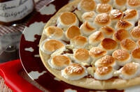 チョコとマシュマロたっぷり！　スイーツピザ