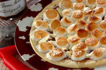 チョコとマシュマロたっぷり！　スイーツピザ