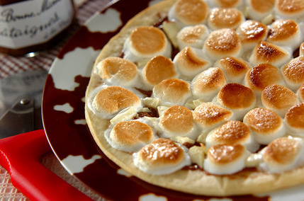 チョコとマシュマロたっぷり！　スイーツピザ