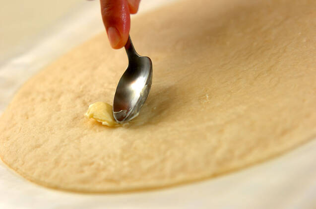 チョコとマシュマロたっぷり！　スイーツピザの作り方の手順2