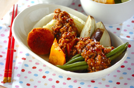 蒸し野菜のネギ肉みそのせ