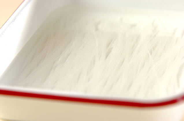 春雨のゴマ酢和えの作り方の手順1