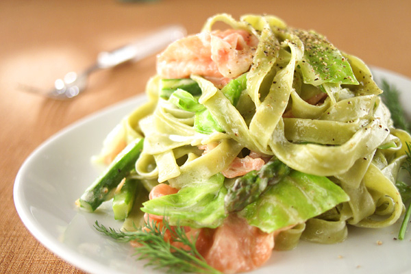 10. ほうれん草と生ハムのフェットチーネ