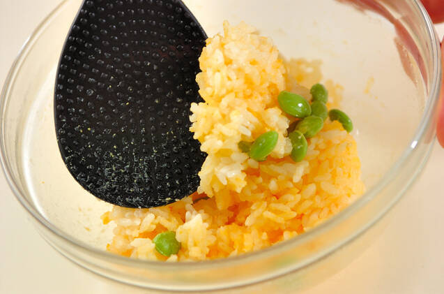 卵と枝豆のおにぎりの作り方の手順2