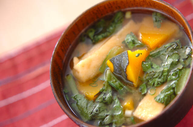 お椀に盛られたかぼちゃと春菊の甘い味噌汁