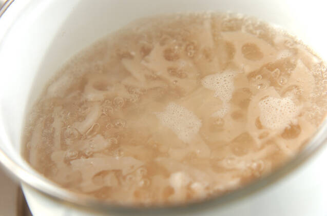 酸っぱ辛い！レンコンとホタテのエスニックスープの作り方の手順3