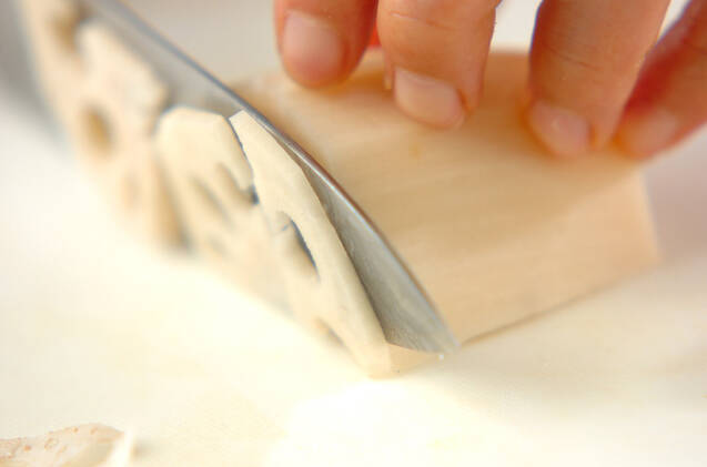 酸っぱ辛い！レンコンとホタテのエスニックスープの作り方の手順1