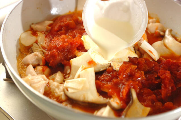 鶏とエリンギのトマトクリームパスタの作り方の手順2