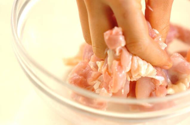 鶏とエリンギのトマトクリームパスタの作り方の手順1