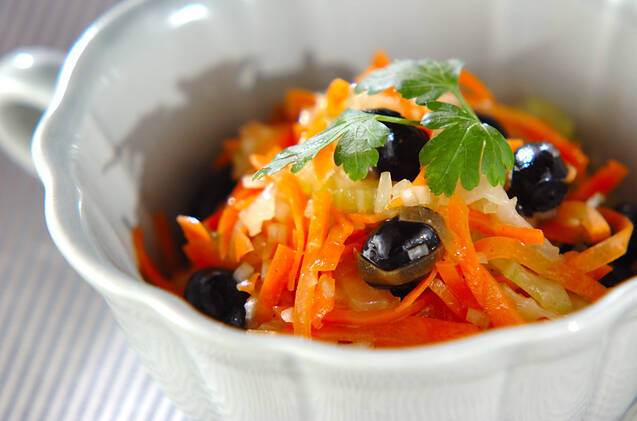 白い器に盛り付けた黒豆とセロリのマリネ