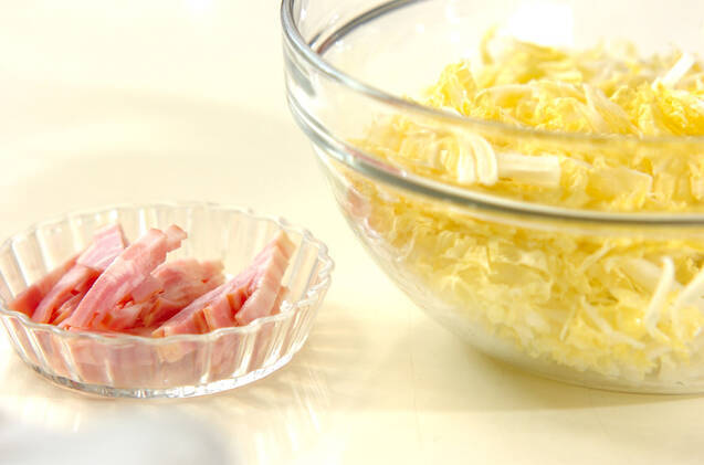 白菜とカリカリベーコンのサラダの作り方の手順1