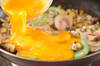 カマボコとキノコの卵とじ焼きの作り方の手順3