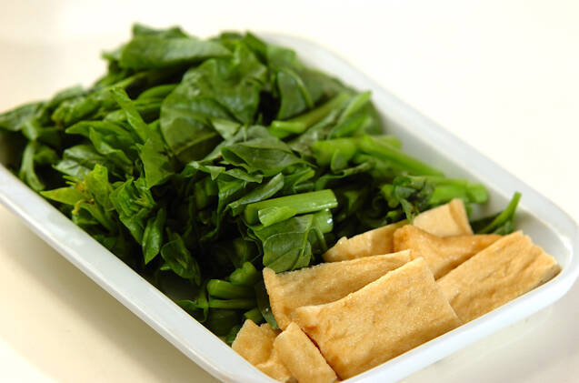 青菜と油揚げの煮物の作り方の手順1