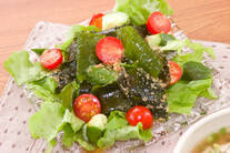 たっぷりワカメのサラダ