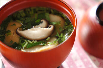 シイタケと麩のお吸い物