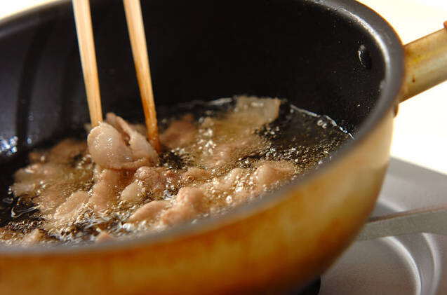 豚肉と玉ネギのカリカリサラダの作り方の手順1