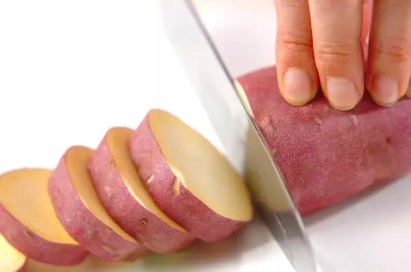 サツマイモの簡単グラッセの下準備1