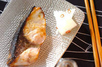 ブリの塩焼き和風サラダ仕立て 副菜 レシピ 作り方 E レシピ 料理のプロが作る簡単レシピ